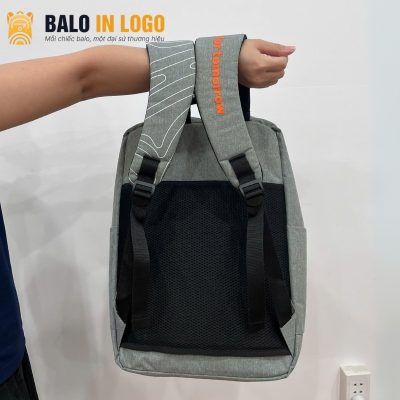 balo-dung-laptop-qua-tang-in-logo-vai-900pu-mau-xam-chong-xoc-lt-02