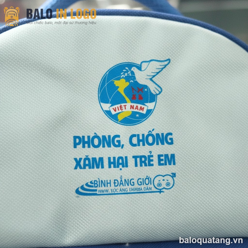 balo-hoc-sinh-in-logo-vai-du-600d-xanh-duong-35x23x10cm-hs-12-blog-1 (1) balo-hoc-sinh-in-logo-vai-du-600d-xanh-duong-35x23x10cm-hs-12