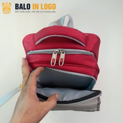 balo-hoc-sinh-qua-tang-in-logo-vai-900-pu-30x40x12cm-mau-xam-do-hs-05