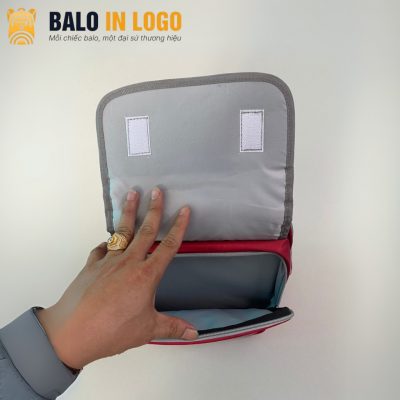 balo-hoc-sinh-qua-tang-in-logo-vai-900-pu-30x40x12cm-mau-xam-do-hs-05