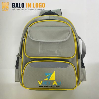 balo-hoc-sinh-qua-tang-in-logo-vai-900pu-30x40x12cm-mau-xam-vang-hs-10