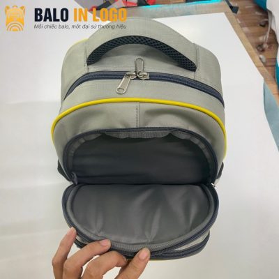 balo-hoc-sinh-qua-tang-in-logo-vai-900pu-30x40x12cm-mau-xam-vang-hs-10