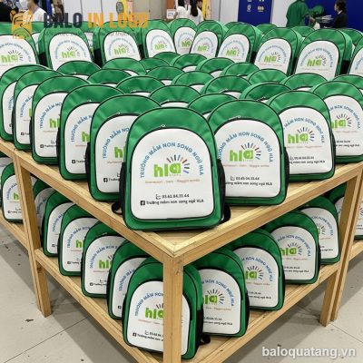 Balo mẫu giáo quà tặng in logo vải 600D dáng hộp xanh lá HS-04