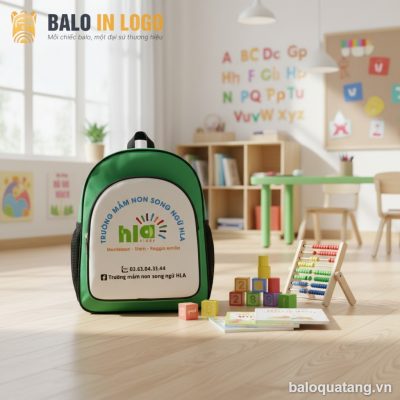Balo mẫu giáo quà tặng in logo vải 600D dáng hộp xanh lá HS-04