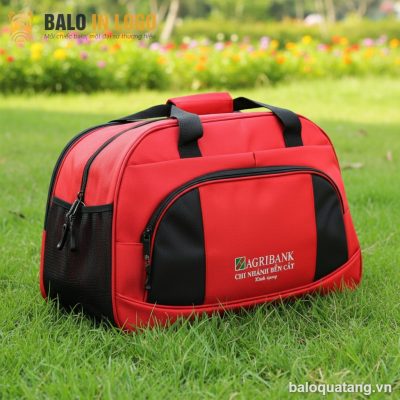 Túi du lịch quà tặng in logo vải dù D1680 màu đỏ quai xách DL-01