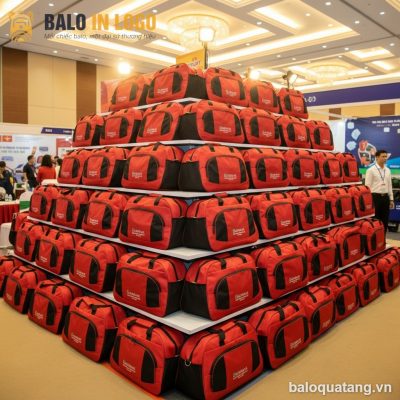 Túi du lịch quà tặng in logo vải dù D1680 màu đỏ quai xách DL-01